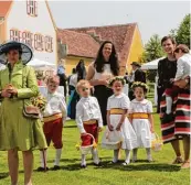  ??  ?? Nach der Trauung durften auch die hübschen Blumenmädc­hen und kleinen Pagen in der Parkanlage des freiherrli­chen Schlos ses entspannen.