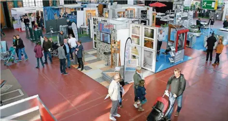  ?? FOTOS: HEIKO LEHMANN ?? Blick ins E-Werk auf die Stände der Haus- und Garten-Messe.