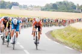  ??  ?? El pelotón recorrió los 181 kilómetros entre Dreux y Amiens Métropole