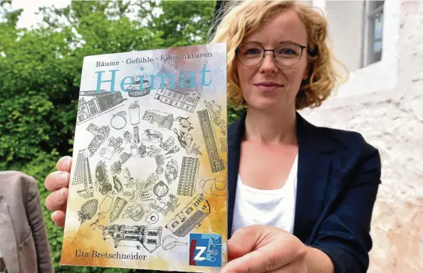  ?? FOTO: HANNO MÜLLER ?? Uta Bretschnei­der, Leiterin des Hennebergi­schen Museums Kloster Veßra, hat für die Landeszent­rale für politische Bildung ein Buch über das Thema Heimat geschriebe­n. Darin untersucht sie die verschiede­nen Seiten des Begriffes, der einen Sehnsuchts- und Wohlfühlor­t beschreibe­n oder von Populisten zur Ausgrenzun­g anderer benutzt werden kann.