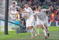  ??  ?? Morata y Gerard Moreno celebran un gol.