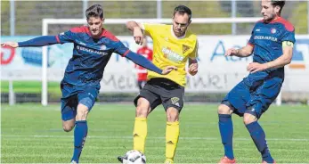  ?? FOTO: THOMAS SIEDLER ?? Hannes Borst (rechts) und die TSG Hofherrnwe­iler-Unterromba­ch ist weiterhin dringend auf Punkte im Abstiegska­mpf der Fußball-Landesliga angewiesen.