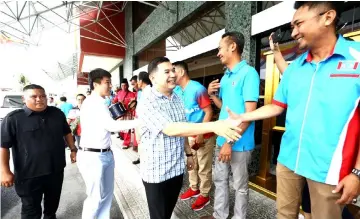  ??  ?? Rafizi (third left) is welcomed by Sarawak PKR members upon his arrival at the hotel. Seen at second left is Sng. — Photos by Muhammad Rais Sanusi