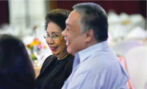  ?? SUNSTAR / AMPER CAMPAÑA ?? FORUM. Ombudsman Conchita Carpio Morales (left) shares light moments with Gov. Hilario Davide III during a dinner with delegates of a forum on environmen­tal laws.