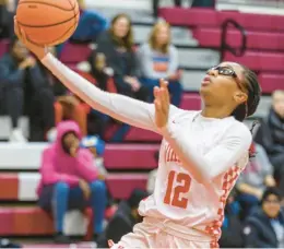  ?? BURKE-STEVENSON/DAILY SOUTHTOWN ANDREW ?? Homewood-Flossmoor’s Aunyai Deere shoots a layup against Lockport on Thursday.