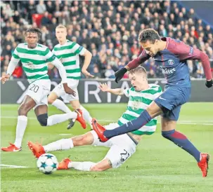  ?? — Gambar Reuters ?? CETUS INSPIRASI: Neymar (kanan) melepaskan rembatan melepasi pemain pertahanan Celtic untuk menjaringk­an gol penyamaan pada aksi di Parc des Princes, Paris pada Rabu lepas.