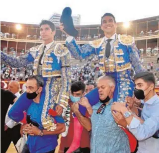  ?? // TOROS ALICANTE ?? Cayetano y Manzanares se marchan en volandas