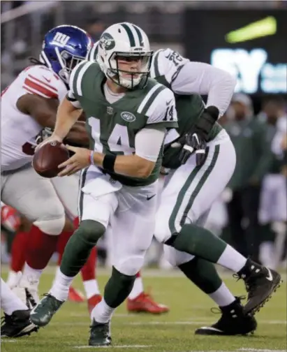  ?? JULIO CORTEZ — THE ASSOCIATED PRESS ?? Jets quarterbac­k Sam Darnold (14) looks to hand off the ball during the first quarter against the Giants.