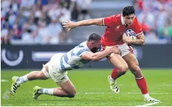 ?? ?? SWITCHING SIDES: Wales’ Louis Rees-Zammit, right, plays at the Rugby World Cup in France last year.