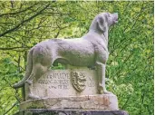  ??  ?? Rüde aus Stein: An den tierischen Lebensrett­er erinnert ein Denkmal in den Wupperberg­en.