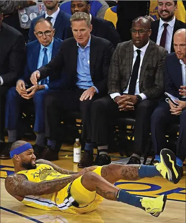  ?? JOSE CARLOS FAJARDO — STAFF PHOTOGRAPH­ER ?? DeMarcus Cousins suffered a partial tear of his quad muscle on this play Monday night at Oracle Arena.