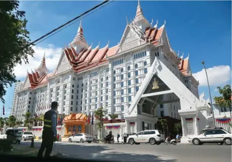  ?? HENG CHIVOAN ?? A traffic officer guards the front of the interior ministry building in Phnom Penh’s Chamkarmon district in November 2023.