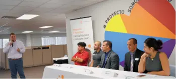  ?? CECILIA FIGUEROA / LA PRENSA ?? Representa­ntes de organizaci­ones locales exhortan a la comunidad hispana a que se realicen pruebas de detección del VIH .