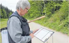  ?? FOTO: MARION BUCK ?? Helga Elser beim Tagfalter-Monitoring im Friedinger Tal.