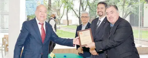  ??  ?? Luis Fernando
Ortega recibe reconocimi­ento.