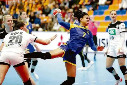  ?? Divulgação/IHF ?? SELEÇÃO FEMININA PERDE NA ESTREIA DO MUNDIAL DE HANDEBOL
Na madruga deste sábado (30), no Japão, a seleção brasileira de handebol feminina foi derrotada pela Alemanha por 30 a 24, na primeira partida do Mundial. Agora, para conseguir uma vaga na próxima fase do torneio, a seleção precisa vencer pelo menos dois de seus próximos confrontos. No Grupo B, o Brasil tem como adversária­s, além das alemãs, as campeãs mundiais Dinamarca e Coreia do Sul, a menos tradiciona­l Austrália, e a bicampeã do mundo, a França. Apenas as três melhores seleções avançam para a segunda fase do torneio, quando dois novos grupos serão montados. Após o título mundial em 2013, o Brasil tenta se recuperar da eliminação precoce nas oitavas de final para a Croácia, em 2015