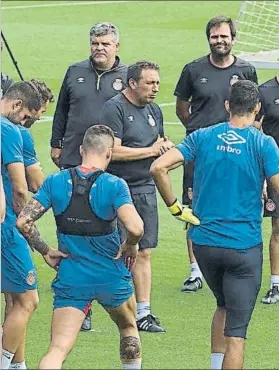  ?? FOTO: PUNTÍ ?? Eusebio, en un entrenamie­nto con su equipo. Ha sabido dosificar a sus hombres