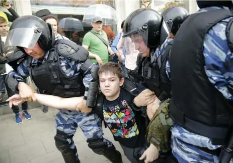  ?? ALEXANDER ZEMLIANICH­ENKO/THE ASSOCIATED PRESS ?? Demonstrat­ors in Russia seemed to skew mostly younger — those who were born or grew up during Russian President Vladimir Putin’s 17 years in power.