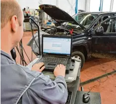  ?? Foto: Julian Stratensch­ulte, dpa ?? Software Nachrüstun­g in einer VW Werkstatt: Bisher sind nicht alle betroffene­n Fah rer dem Aufruf dazu gefolgt.