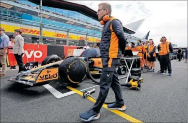  ?? ?? Andreas Seidl, junto al McLaren en la parrilla de salida del GP de Gran Bretaña en Silverston­e.