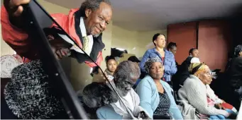  ?? NOKUTHULA MBATHA African News Agency (ANA) ?? LINDA Twala poses with 111-year-old James Duma and granddaugh­ter Sarah Magaga with a plasma screen that was given to them at Alexandra. |