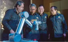  ?? BERNAMA PIC ?? Internatio­nal Trade and Industry Minister Datuk Seri Mustapa Mohamed (second from left) with (from right) the ministry’s Deputy Minister Datuk Ahmad Maslan, Second Minister Datuk Seri Ong Ka Chun and Malaysian Investment Developmen­t Authority (MIDA)...