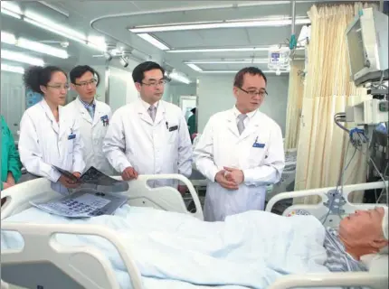  ?? PHOTOS PROVIDED TO CHINA DAILY ?? Li Yongjie (first right), director of the Beijing Institute of Functional Neurosurge­ry at Xuanwu Hospital, assesses a patient with colleagues during a ward round.