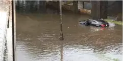  ??  ?? DUA orang terkandas selepas kereta mereka ditenggela­mkan banjir di New Orleans. - Daily Mail
