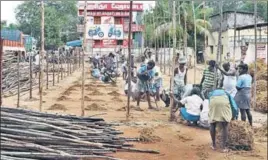  ?? MOSES ABHISHEK/HT PHOTO ?? Workers erect stands for spectators before Jallikattu.