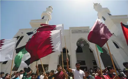  ??  ?? PALESTINIA­NS IN GAZA rally in support of Qatar earlier this year.