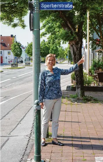  ?? Foto: Claudia Deeney ?? Dekanin Doris Sperber Hartmann mit „ihrem“Straßensch­ild. Das Pfarrerpaa­r bemerkte den Scherz am Kirchhof lange nicht.