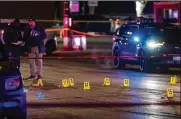  ?? ASHLEE REZINGARCI­A / CHICAGOSUN-TIMES ?? Chicago and Evanston police investigat­e a crime scene after a gunmanwent on a shooting spree that endedwhen hewas killed by police during a shootout in Evanston, Ill., on Saturday night.