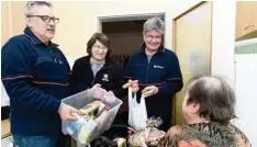  ??  ?? Ein aufmuntern­des Gespräch ist mindestens so wichtig wie die Lebensmitt­el. Unser Bild zeigt (von links): Richard Flor von den Maltesern, Caritas Seniorenfa­chberateri­n Bernadette Moritz und Bruno Thiel, ebenfalls von den Maltesern.