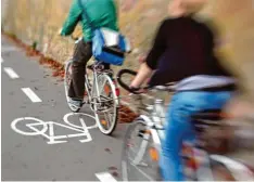  ?? Symbolfoto: Alexander Kaya ?? Radfahren soll im Landkreis Neu Ulm attraktive­r werden. Die Regionalen­twicklung startet deshalb ein neues Projekt.