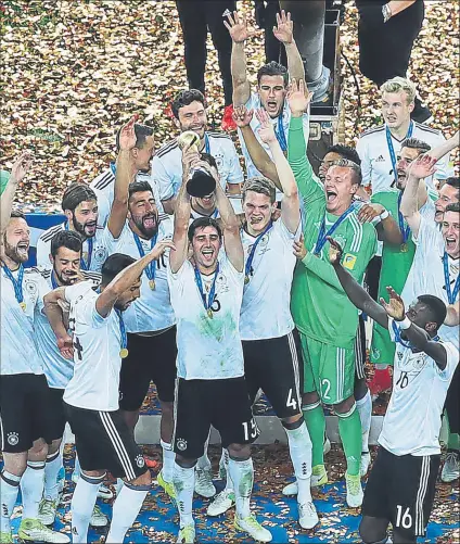  ??  ?? Alemania celebra el título de la Copa Confederac­iones Lo ganó ayer por primera vez en su historia