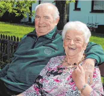  ?? FOTO: EVA WINKHART ?? Ruth und Karl Thuro freuen sich am Bänkle in ihrem Garten.