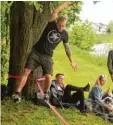  ??  ?? Gar nicht so leicht, sich auf der Slackline des Juze zu halten.