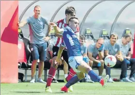  ?? FOTO: JUAN ECHEVERRÍA ?? Garitano, al fondo de pie, sigue un lance del partido de Lezama