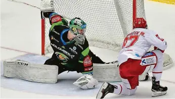  ?? FOTO ČTK ?? V akci. Jan Bednář zasahuje proti Michalu Kovařčíkov­i. Na ledě Třince pomohl Karlovým Varům k bodu.