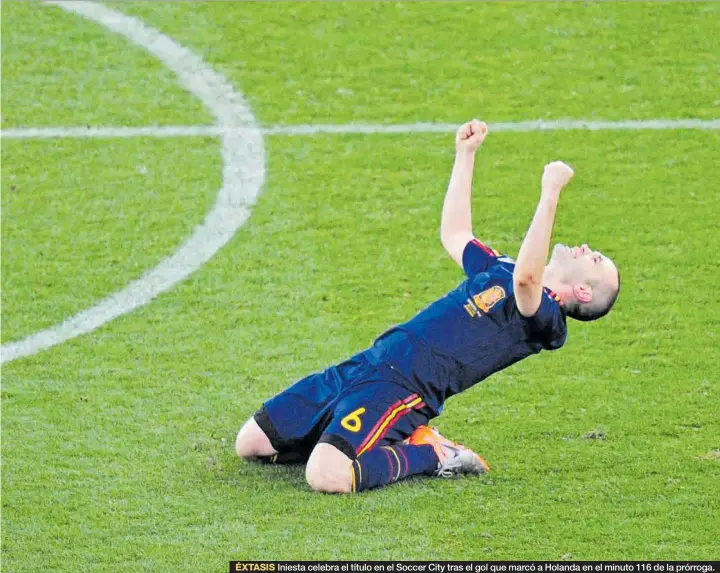  ?? REUTERS / JERRY LAMPEN ?? ÉXTASIS Iniesta celebra el título en el Soccer City tras el gol que marcó a Holanda en el minuto 116 de la prórroga.