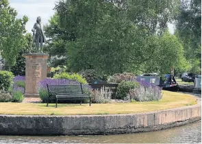  ?? ?? The James Brindley statue at Etruria.