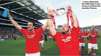  ??  ?? > Jones celebratin­g the 2008 Triple Crown victory in Ireland with Jonathan Thomas