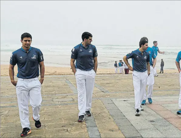  ??  ?? Buen ambiente Julen Retegi, Joseba Ezkurdia, Jokin Altuna, Aimar Olaizola, Oinatz Bengoetxea y Víctor Esteban pasean relajados por el paseo marítimo de Zarautz en la presentaci­ón celebrada ayer por la ma