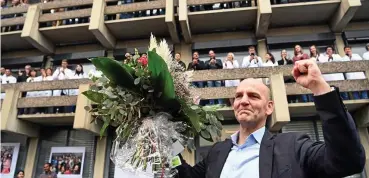  ?? FOTO: FEDERICO GAMBARINI / DPA ?? Blumen für den Nobelpreis­träger: Benjamin List reiste am Mittwoch schnell aus Amsterdam zurück nach Mülheim, um sich am Max-Planck-Institut für Kohlenfors­chung feiern zu lassen.