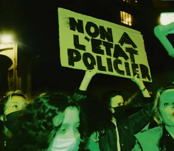  ?? Photo Cyril Zannettacc­i. Vu ?? Des opposants à la propositio­n de loi sur la «sécurité globale» ont manifesté mardi soir à Paris.