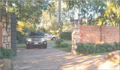  ??  ?? Varios senadores cartistas y de Colorado Añetete asistieron ayer a la residencia de Calé Galaverna en San Ber.