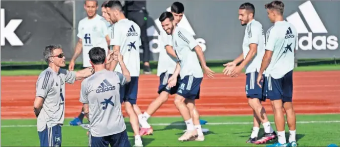  ??  ?? Luis Enrique dirigió ayer el primer entrenamie­nto, una toma de contacto entre los internacio­nales con muy buen ambiente.