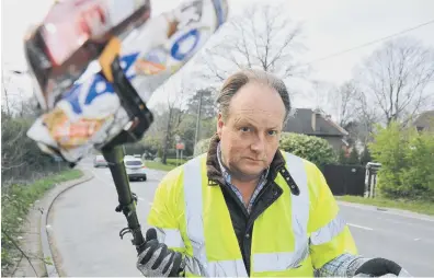  ?? ?? Simon Wilkins picking up litter near his Haywards Heath home on the A272