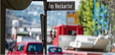  ?? Foto:Marijan Murat, dpa ?? Das Neckartor in Stuttgart gilt als die schmutzigs­te Kreuzung in Deutschlan­d. Nun will die Stadt Fahrverbot­e für alte Dieselauto­s verhängen. Doch die Mobilitäts­probleme der Zukunft wird das nicht lösen.