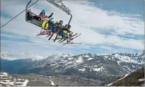  ??  ?? Avec le manque de neige en Europe, les Français traversent l’Atlantique.